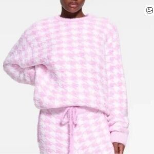 SKIMS Cozy Knit Pullover in Pink Houndstooth